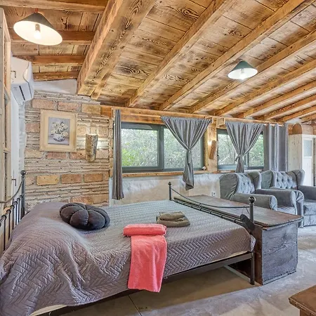 Rustic Izabel - Happy Pazin