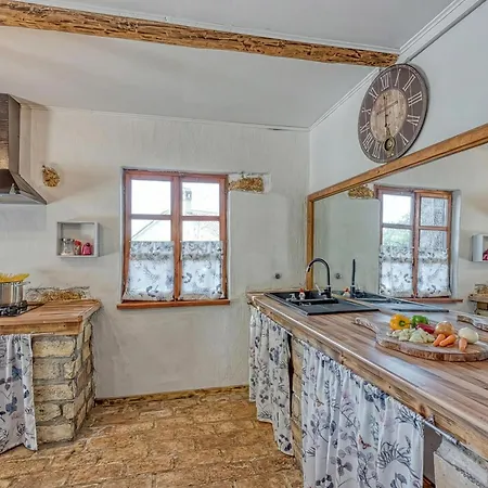 Rustic Izabel - Happy Pazin