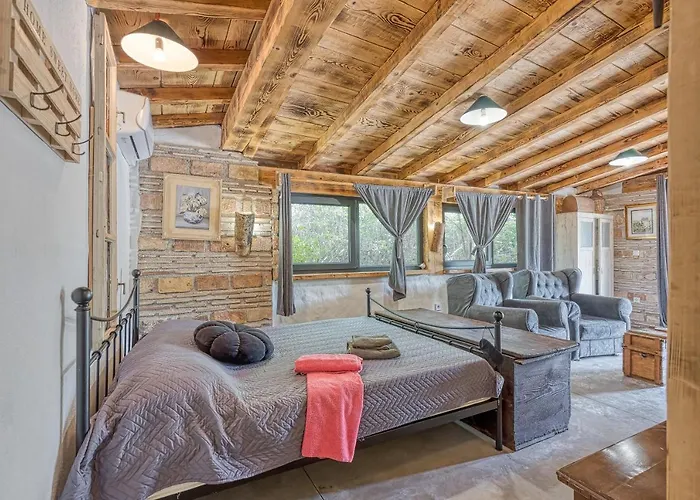 Rustic Izabel - Happy Pazin