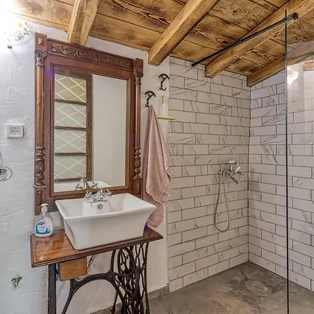 Rustic Izabel - Happy Villa