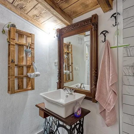 Rustic Izabel - Happy Pazin