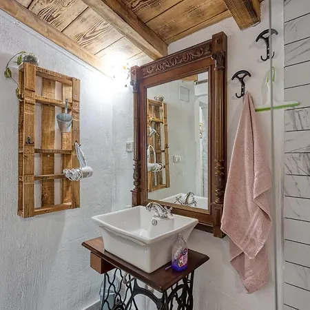 Rustic Izabel - Happy Pazin
