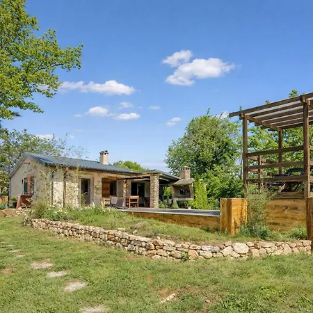 Rustic Home Izabel With Pool - Happy Rentals *