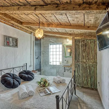 Rustic Izabel - Happy Pazin